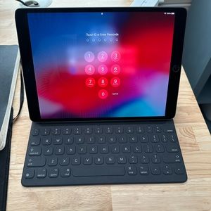 64 GB iPad Air 3 with Keyboard Case